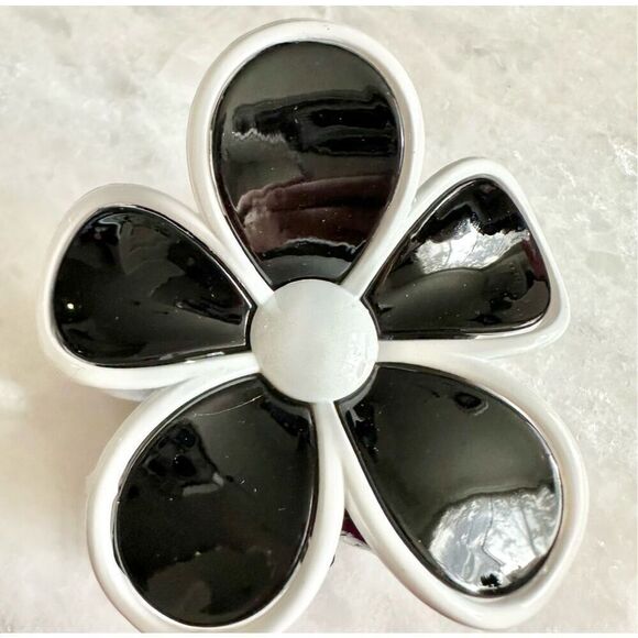 Black and white flower hair claw - Picture 3 of 3